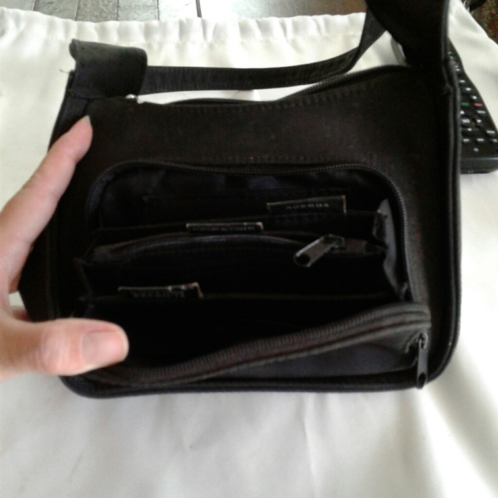 Simple Black Purse - Picture 4 of 6